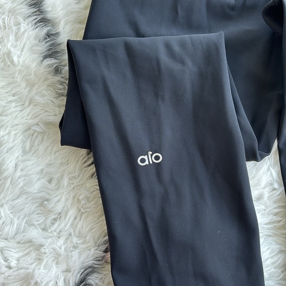 Alo Yoga High-Waist Ripped Warrior Legging - Picture 5 of 7